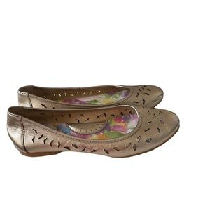 Born, perforated flats, gold, leather and upper lining, size 6